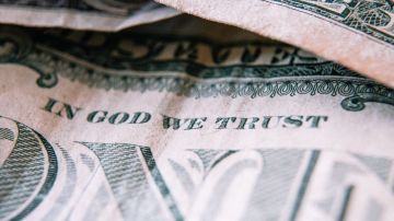 La frase "In god we trust" ejemplifica perfecto la esperanza que se mantiene por un segundo cheque de estímulo.