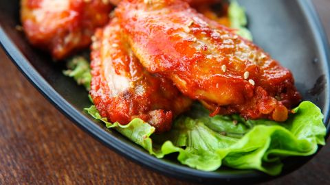 Entre las principales tareas culinarias que piden en este puesto están: cocinar freír, asar, saltear, cocinar al vapor y hornear alimentos a pedido de los clientes.