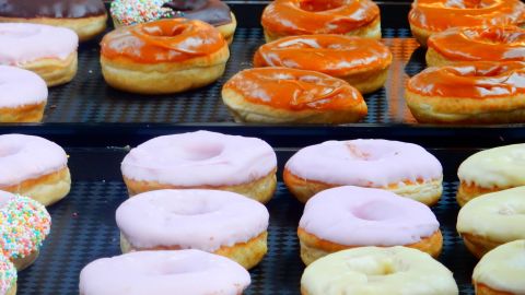 Los panaderos suelen ganar alrededor de $8 dólares por hora y son quienes trabajan antes de que las tiendas abran las puertas al público.