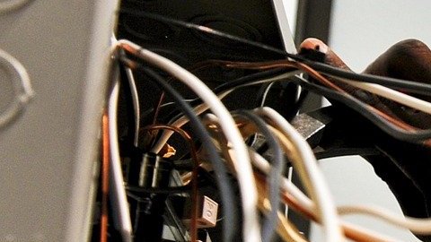El trabajo de electricista implica instalar, mantener y reparar el cableado, equipo y accesorios eléctricos, con salario promedio de $29.02 dólares por hora.