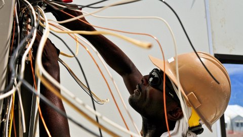 El trabajo de electricista implica instalar, mantener y reparar el cableado, equipo y accesorios eléctricos, con salario promedio de $29.02 dólares por hora.