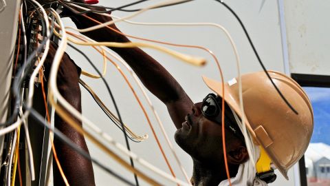 El trabajo de electricista implica instalar, mantener y reparar el cableado, equipo y accesorios eléctricos, con salario promedio de $29.02 dólares por hora.