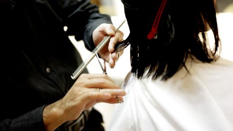 Una esteticista es quien cuida el aspecto físico de sus clientes en spas y salones de belleza, usando una gran variedad de tratamientos y productos.