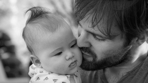 En empresas como Netflix, a los empleados asalariados se les ofrece hasta un año de licencia parental remunerada.