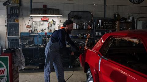 Los trabajos de reparación automotriz no requieren de un título universitario, más bien una certificación y capacitación de carrocerías, además de experiencia muy valiosa.