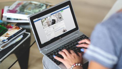 Pide a tus amigos y colegas que te recomienden grupos que consideren útiles para establecer contactos o aprender sobre sus industrias.