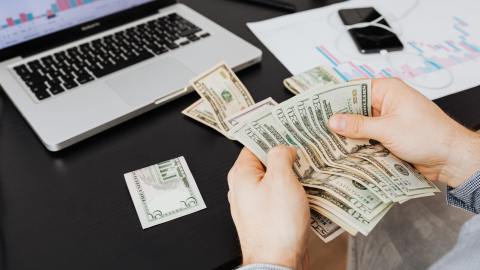 Aunque no todos los clientes depositan su dinero en el banco, entonces haz tú esos depósitos a tu cuenta para que puedas usar tus extractos bancarios como prueba de tus ingresos.