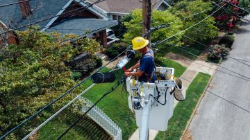 Ya sea que instales, des mantenimiento, repares cableado o accesorios eléctricos, este trabajo puede ser bien remunerado en algunos sitios mejor que otros.