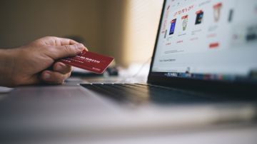 El método más recomendable para las compras en línea es la tarjeta de crédito.