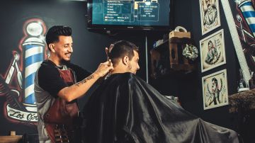 De acuerdo a la Oficina de Estadísticas Laborales, el salario medio por hora de los peluqueros es de $14.50 dólares, algo así como $26,270 dólares anuales.