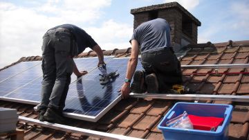 La instalación de paneles solares es un negocio que ha crecido tanto, que desde 2014 los costos se han reducido en casi un 50% su valor.