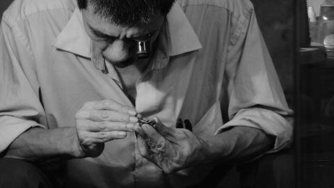 La reparación de relojes es uno de los trabajos amenazados, ya que se espera una disminución de empleo del 32.3% hacia 2029.
