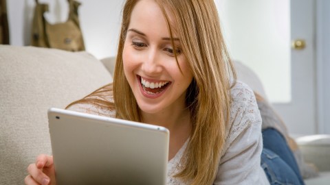 Un buen consejo es sociabilizar con la empresa. Síguelos en Facebook, dale “Me gusta” a sus publicaciones y así mostrarás entusiasmo por el trabajo que hacen.