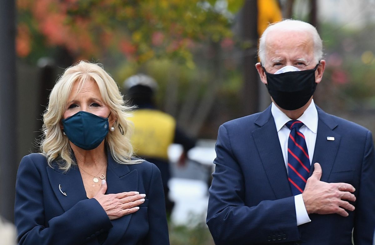 El presidente electo Joe Biden y su esposa Jill en un acto por el Día de los Veteranos, en Filadelfia.