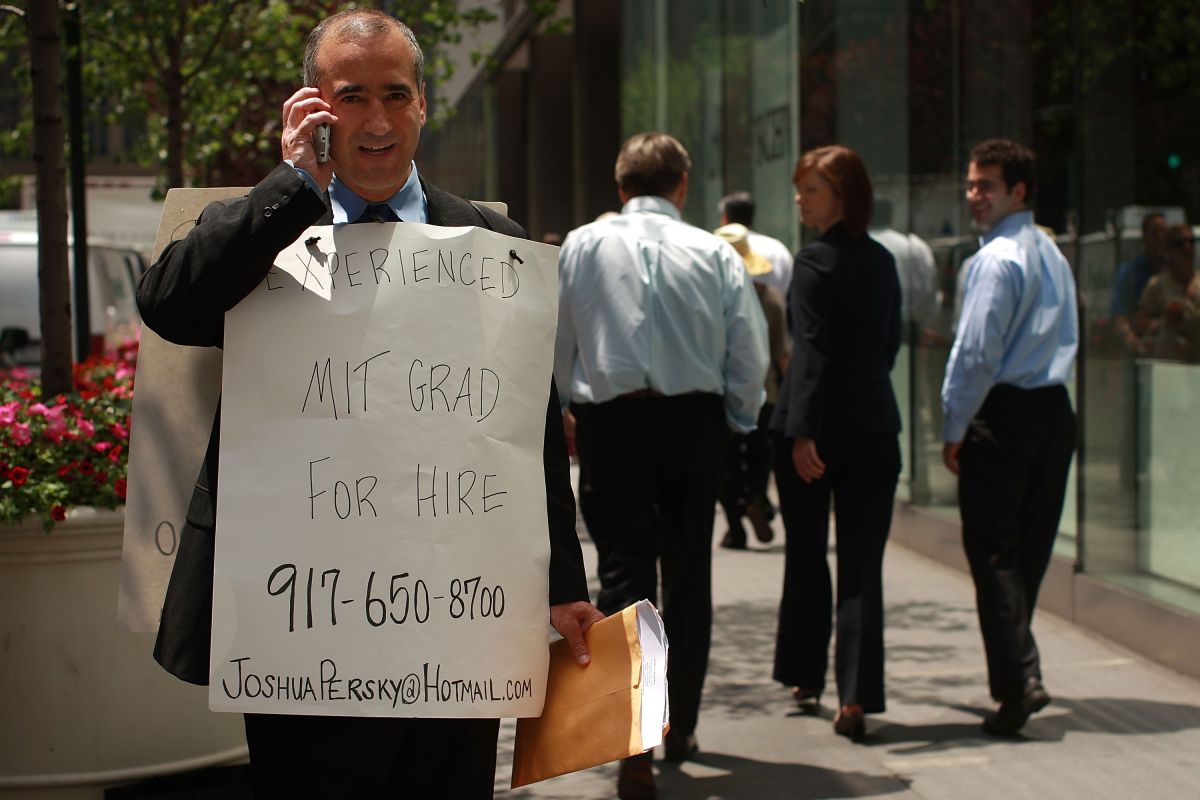 El desempleo comienza a afectar a empleados de oficina y ejecutivos con formación universitaria.