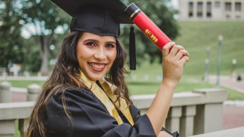 Joe Biden podría brindar alivio a millones de egresados universitarios que cargan con una deuda estudiantil.