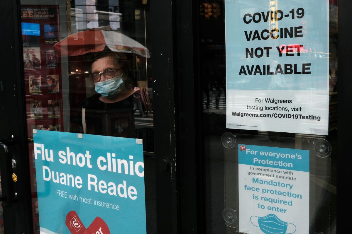 Una mujer observa a través de la ventana de una farmacia de Nueva York. Los contagios se han disparado en Estados Unidos en las últimas semanas.