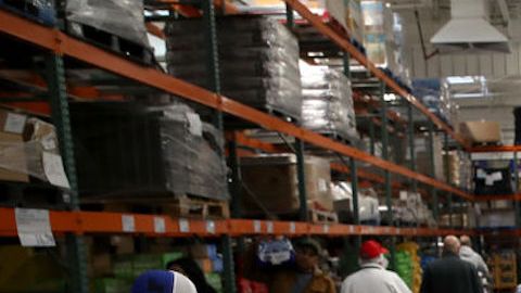 Costco hará obligatorio el uso de mascarillas o protector facial en sus tiendas.