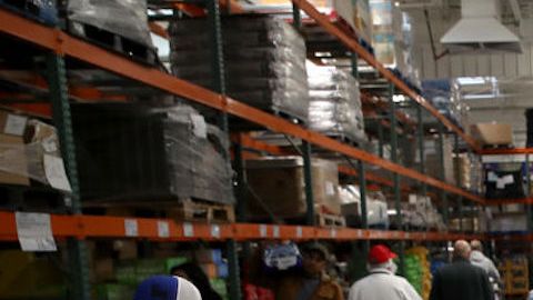Costco hará obligatorio el uso de mascarillas o protector facial en sus tiendas.