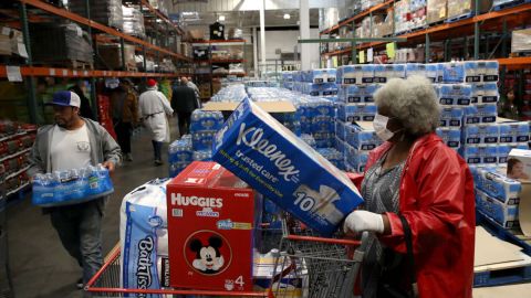 Costco hará obligatorio el uso de mascarillas o protector facial en sus tiendas.