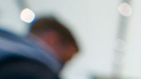 Teléfonos de última generación como el iPhone 12 no tendrán rebajas atractivas este año.