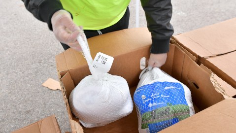 Los bancos de alimentos necesitan más voluntarios para satisfacer la demanda.