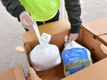 Los bancos de alimentos necesitan más voluntarios para satisfacer la demanda.