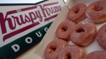 Krispy Kreme regalará una dona glaseada a las personas que acudan a sus tiendas este 3 de noviembre.