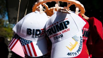 WASHINGTON, DC - NOVEMBER 05: Hats for sale supporting Democratic presidential nominee Joe Biden and U.S. President Donald Trump hang for sale near the White House, on November 5, 2020 in Washington, DC. With many critical battleground states still not announcing the results of their vote count, the presidential election is still too close to call. (Photo by Al Drago/Getty Images)
