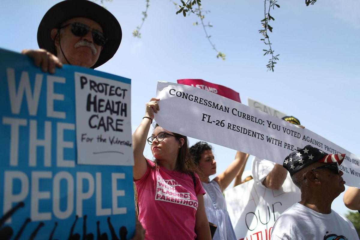 Manifestantes en Miami piden que no se recorten fondos a MedicAid.