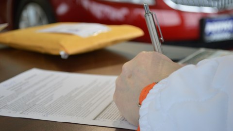 En muchos de los préstamos para desempleados debes dejar alguna garantía como puede ser un automóvil.