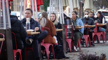 CHICAGO, ILLINOIS - NOVEMBER 11: Despite temperatures in the mid-forties, customers continue to patronize restaurants and bars in the Wicker Park neighborhood on November 11, 2020 in Chicago, Illinois. With the COVID-19 pandemic reaching record highs in the state, all indoor dining and drinking has been banned. (Photo by Scott Olson/Getty Images)