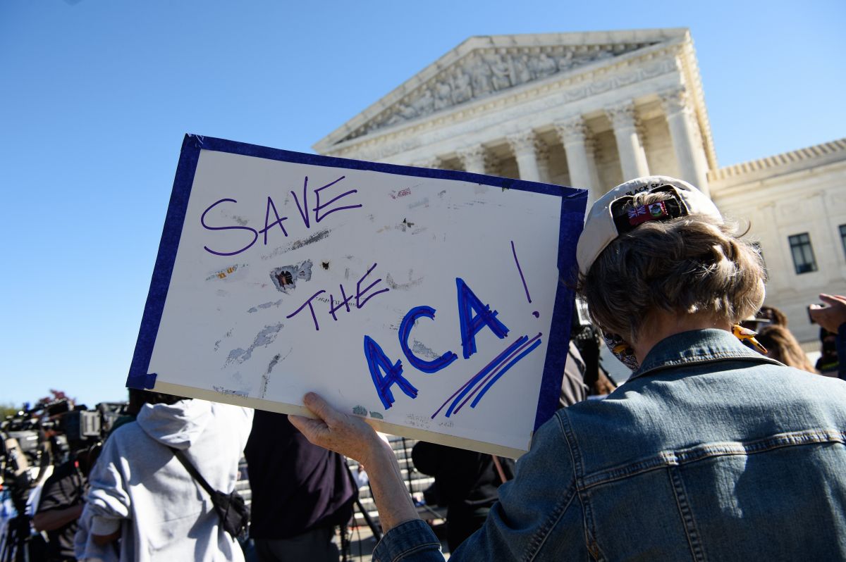 Defensores del Obamacare protestan afuera de la Suprema Corte.
