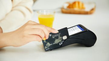 Una tarjeta de crédito con recompensas son beneficiosas para canjear en efectivo o en beneficios en viajes.