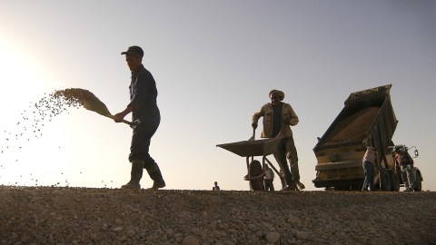 Los estados donde más empleo existe para los trabajadores de mantenimiento de carreteras son Nueva York, con 14,920 empleados registrados; y Pensilvania, con 12,140.