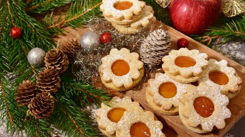 Si sabes hornear galletas, panqués, pasteles o algo de arte con chocolate, entonces puedes hacer paquetes divinos con moño incluido.