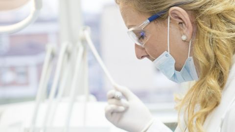 Un informe reciente de los Centros para el Control y la Prevención de Enfermedades, encontró que las mujeres representan el 73 por ciento de los trabajadores de la salud en el país.