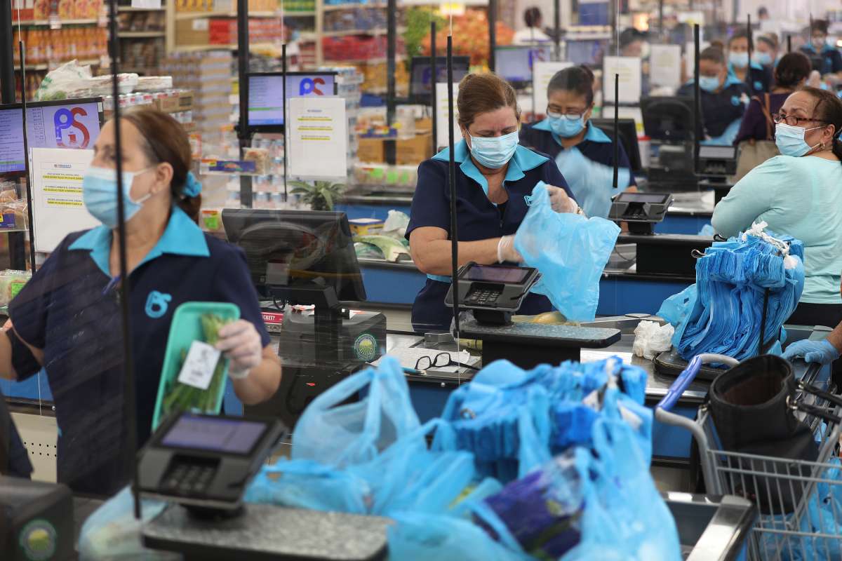 En Florida se aprobó aumentar el salario mínimo gradualmente hasta llegar a  $15 dólares la hora para 2026 - Solo Dinero