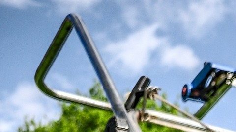Comenzar un negocio desde cero puede variar, pero en promedio necesitas $500 para cubrir el costo de una cortadora de césped, podadora y soplador de hojas.