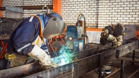 Si el Sindicato de Herreros te acepta tras las pruebas, te remitirán a una sala de contratación para que te envíen a trabajar durante el día y vayas a la escuela durante la noche.