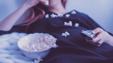 Para postularte como “Chief Holiday Cheermeister”, debes tener un dispositivo compatible para la transmisión, ver las películas completas y después completar una breve encuesta posterior al filme.
