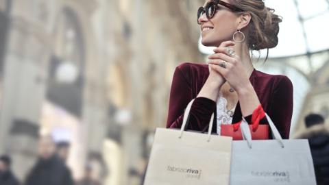 Quienes gustan de comprar incluso encuentran diversión en esta actividad.