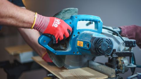 Los carpinteros deben ir más allá de la ya difícil labor de colocar marcos y estructuras, también deben realizar cálculos que van desde matemáticas simples hasta fórmulas trigonométricas complejas para hacer el trabajo.