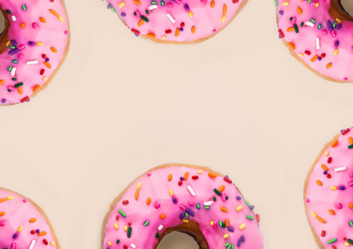 Krispy Kreme ofrece a los empleados paquetes de beneficios laborales competitivos, como: descuentos en alimentos y capacitaciones pagadas, vacaciones pagadas, pago por días festivos y días personales.