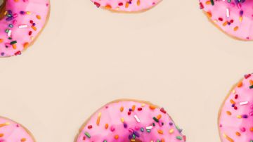 Krispy Kreme ofrece a los empleados paquetes de beneficios laborales competitivos, como: descuentos en alimentos y capacitaciones pagadas, vacaciones pagadas, pago por días festivos y días personales.