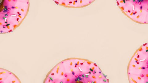 Krispy Kreme ofrece a los empleados paquetes de beneficios laborales competitivos, como: descuentos en alimentos y capacitaciones pagadas, vacaciones pagadas, pago por días festivos y días personales.