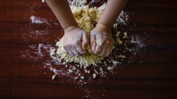 Las responsabilidades de un pastelero incluyen mezclar la masa, laminar y cortar, hornear, empacar y desmenuzar el pan. El salario promedio es de $20 por hora.