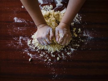 Las responsabilidades de un pastelero incluyen mezclar la masa, laminar y cortar, hornear, empacar y desmenuzar el pan. El salario promedio es de $20 por hora.