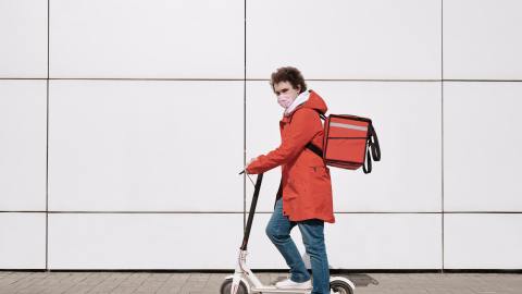 Si te interesa ser conductor de reparto, puedes usar scooter eléctrico a la velocidad límite de 15 mph, pero si eres menor de 18 años es obligatorio usar un casco.