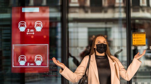 La distancia social y la mascarilla son ahora básicos en las relaciones sociales.